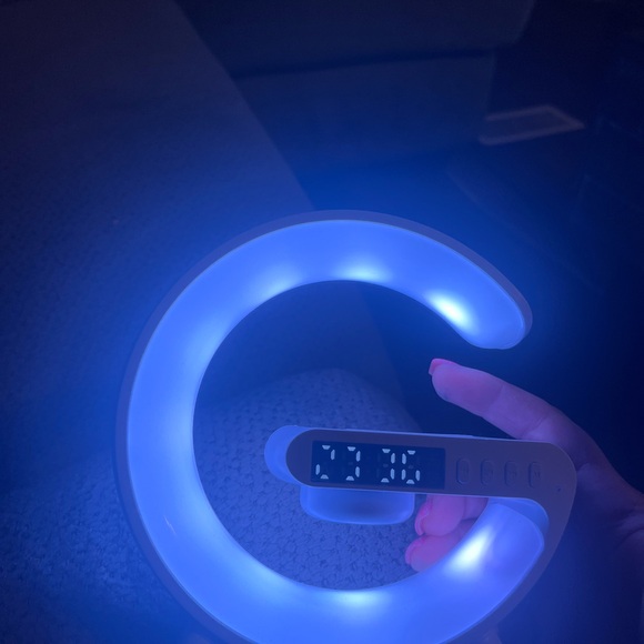 Bluetooth speaker with fast charger dock,changes colors as nightlight and clock - Picture 5 of 6